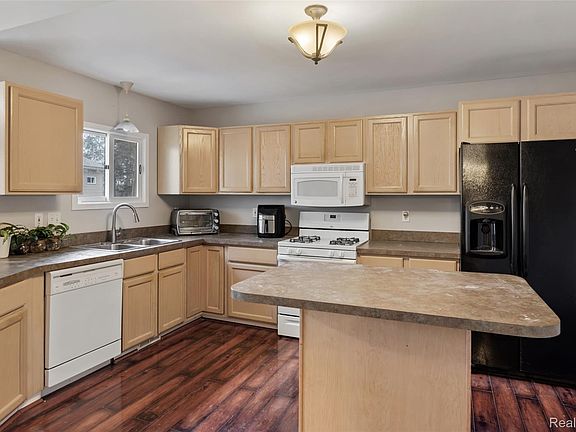 4th image of 8732 Elizabeth Lake Rd