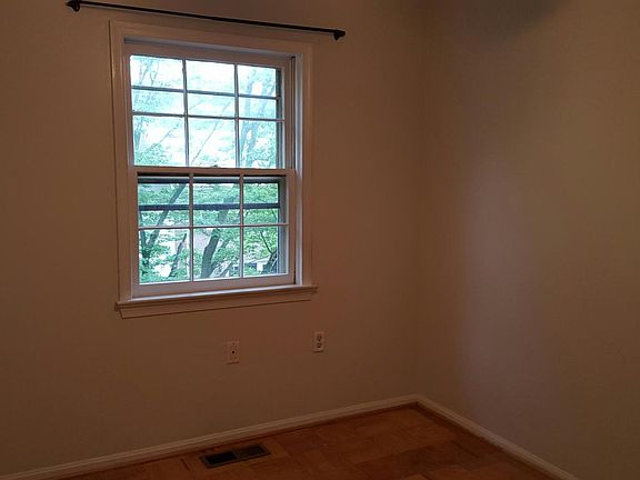 4th image of 670 Azalea Dr