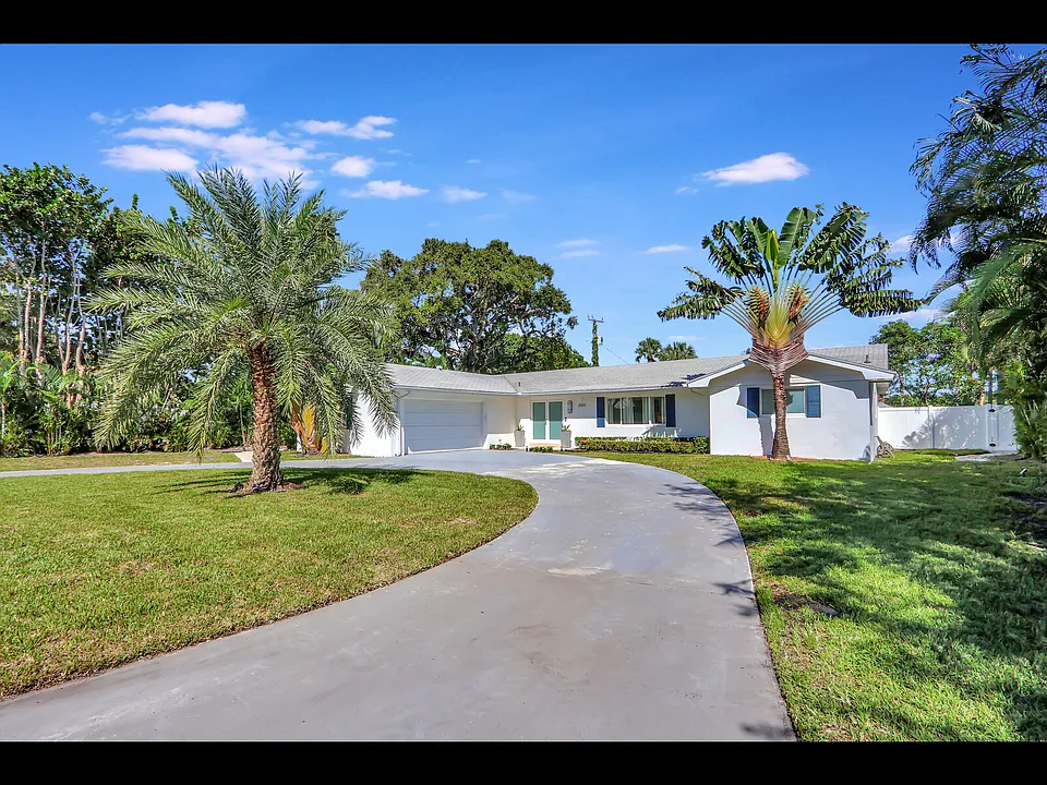 2569 W Edgewater Dr