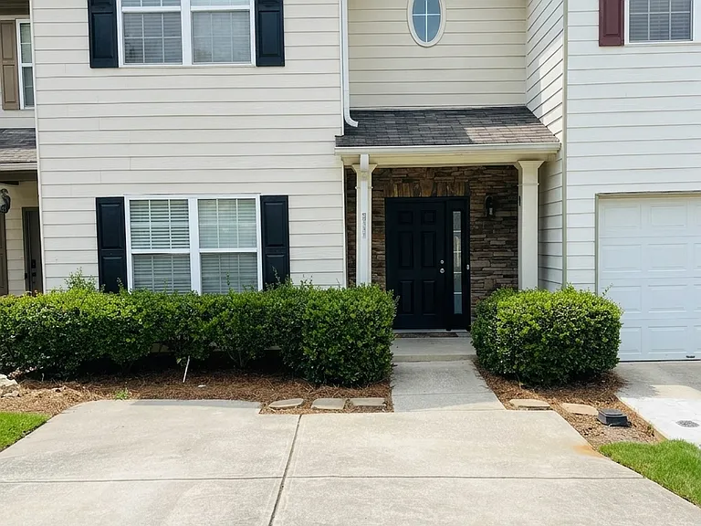 2 Car Parking right in front
