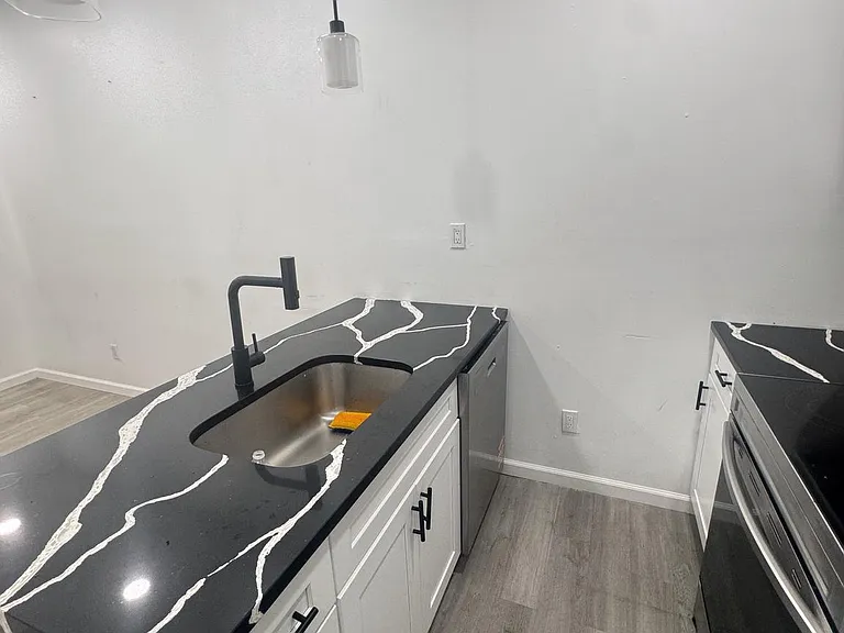 2328 Nicholas St — Photo 4
