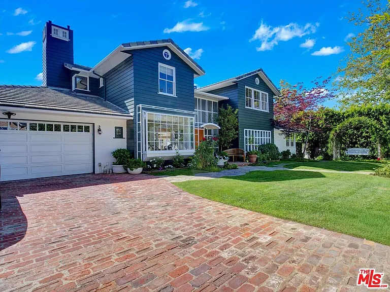 1056 Corsica Dr — Photo 2