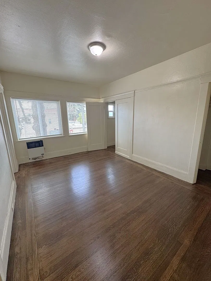 Newly remodeled Studio with new Refrigerator and Stove — Photo 3