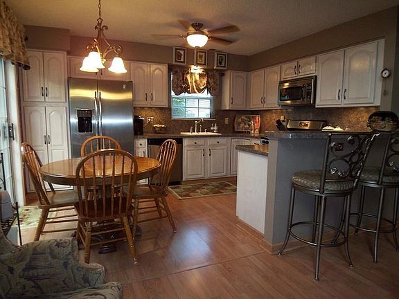 Eat-in Kitchen w SS appliances