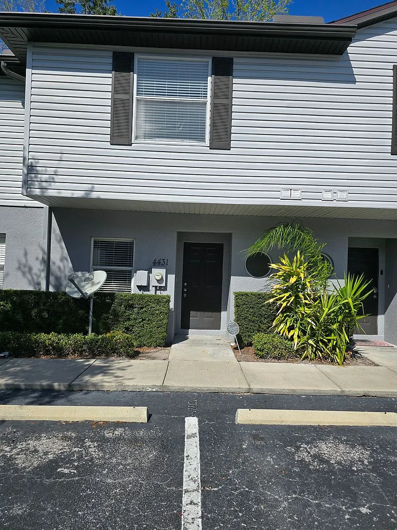 Welcome to your new 3 bedroom, 2.5 bathroom townhome! — Photo 1