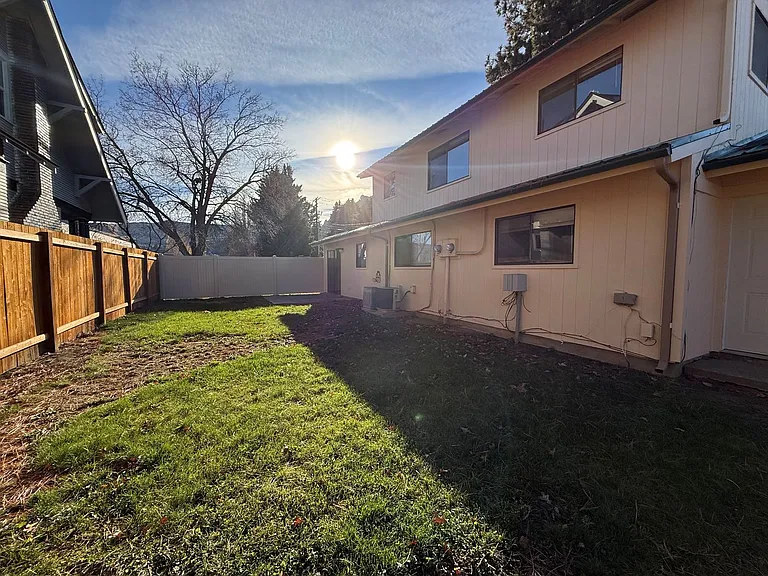 925 Gellatly St — Photo 16