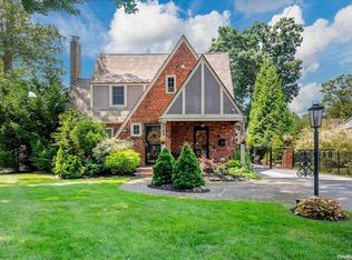 18 Oak Ct, Merrick, NY 11566