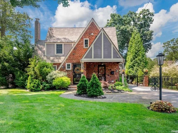 18 Oak Court, Merrick, NY 11566