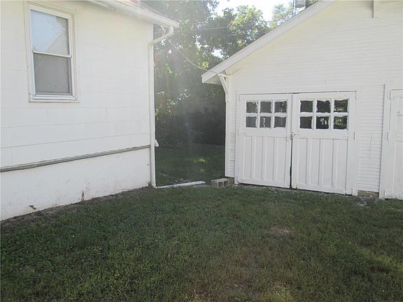 3rd image of 1516 S Cedar Ave
