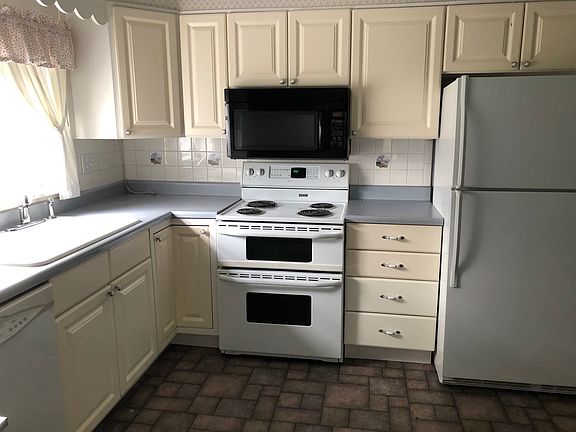 3rd image of 1360 Park Ave