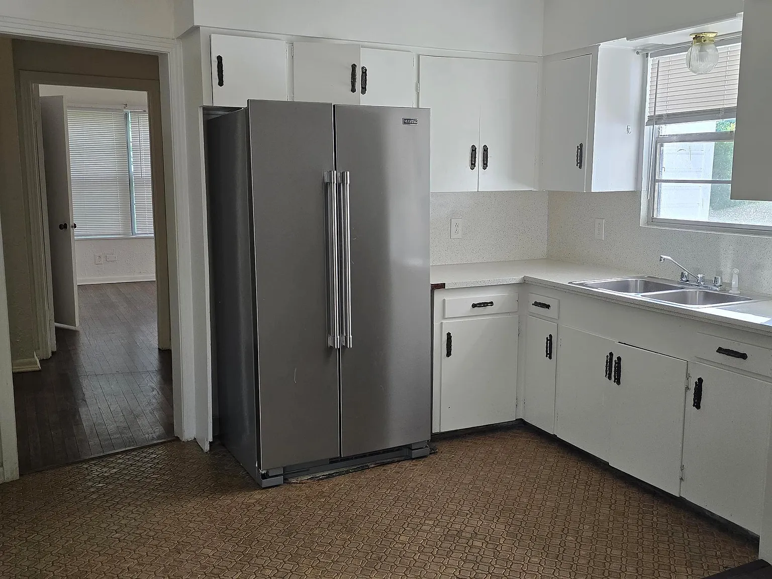 3 bed, 1.0 bath, 1500 sqft, $2,400 — Photo 1