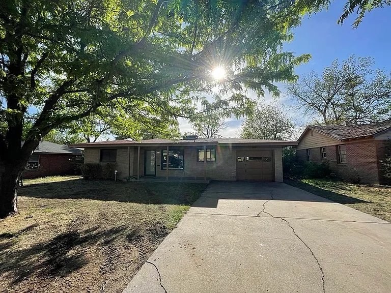 2030 Crockett St — Photo 1