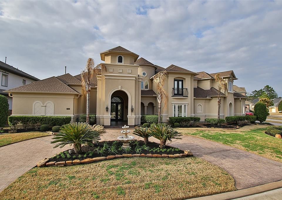 Welcome home ! Gorgeous Mediterranean estate in the exclusively gated Reserve section features circular driveway.