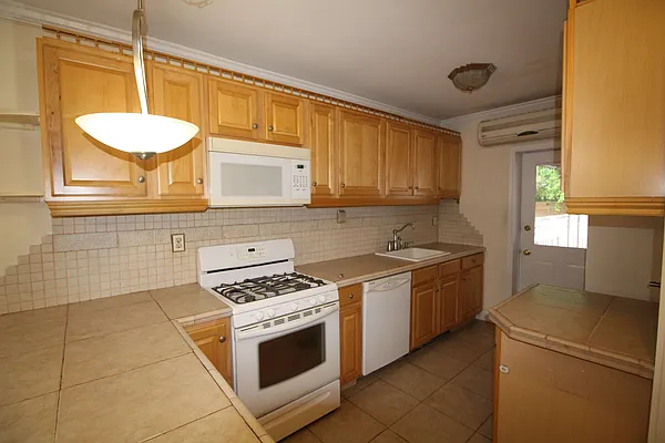 Rented by Brooklyn Real Inc | media 11