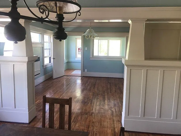 2703 Kenwood Ave — Photo 2