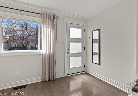 4th image of 33 Huxley Ave N