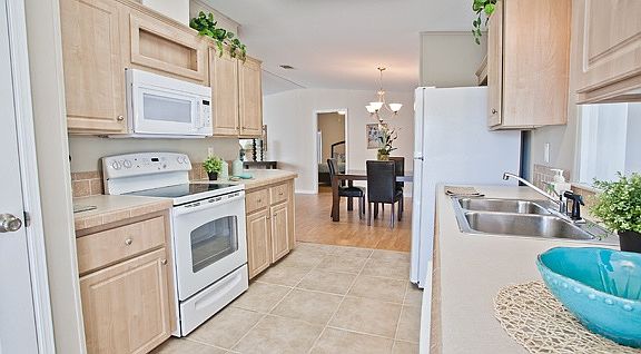 4th image of 949 SW 117th Ave