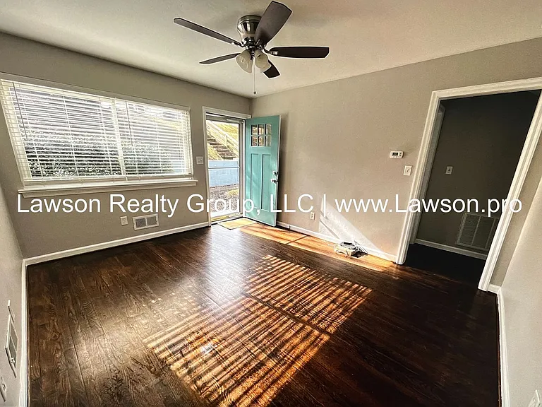 713 Oakview Dr — Photo 2