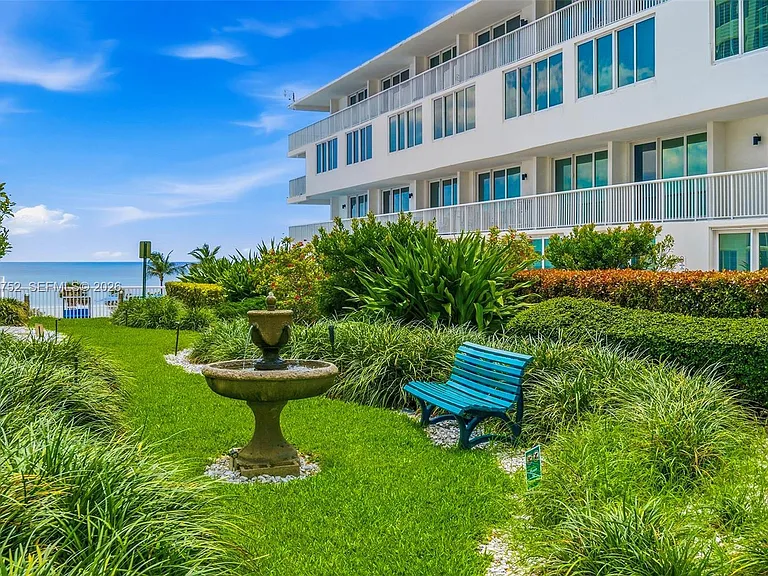 5401 Collins Ave #102 — Photo 37