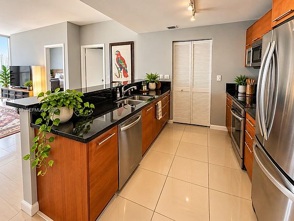 4th image of 253 NE 2nd St APT 2510