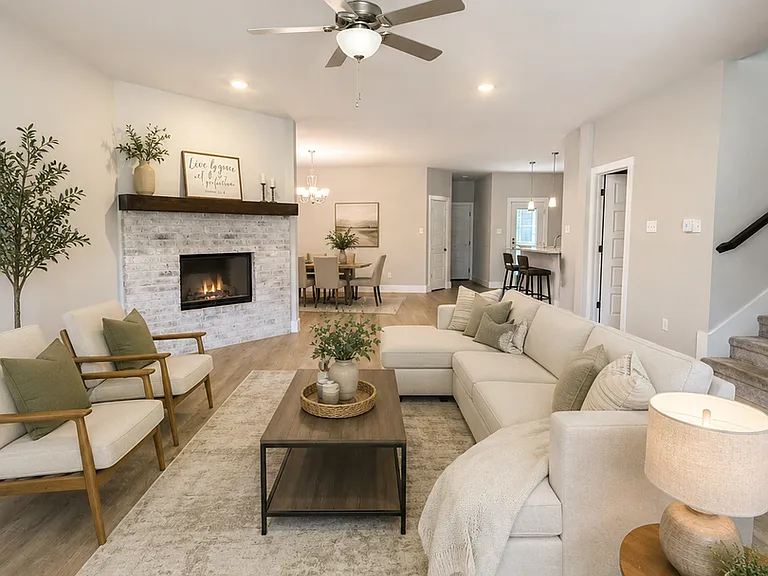 640 The Cottages Dr — Photo 2