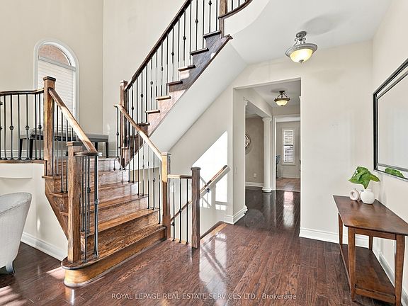 4th image of 227 Alison Cres