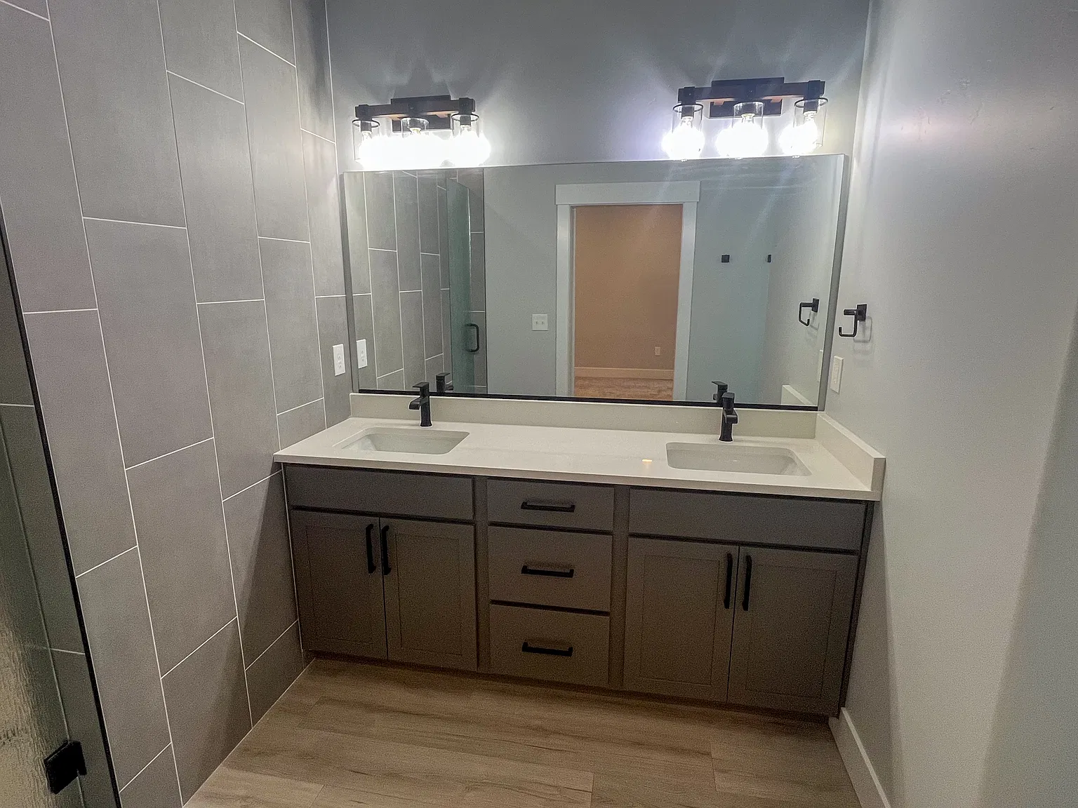 3 bed, 2.5 bath, 1498 sqft, $3,950 — Photo 3
