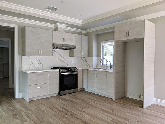 3rd image of 9840 Howland Dr #B
