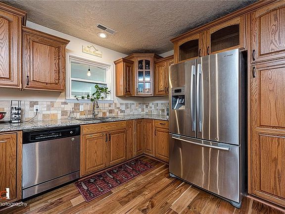 5th image of 17980 Crestwood Dr