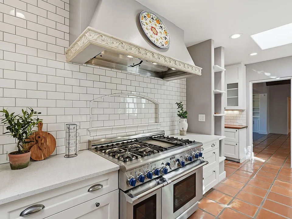 1916 E Elm St