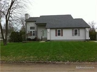 1067 Holliday Dr, Lake Orion, MI 48362