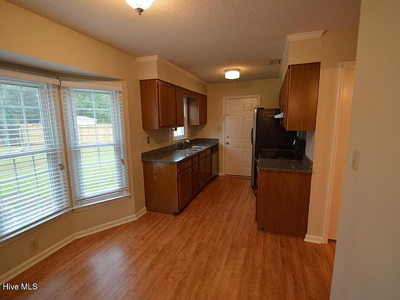 4th image of 122 Carriage Dr