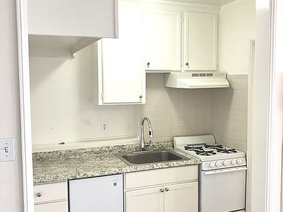 4th image of 236 S Sycamore Ave APT 5