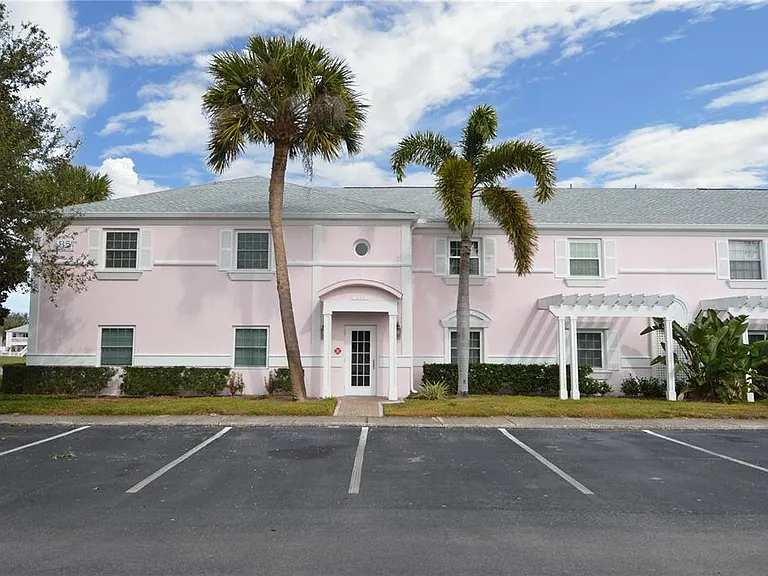 213 Seahorse Dr SE #B — Photo 2