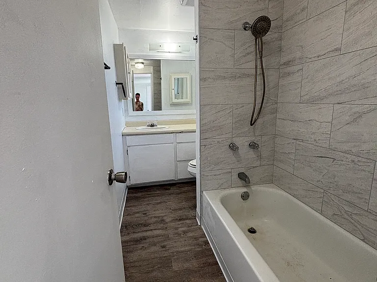 2360 Redwood Ave — Photo 5