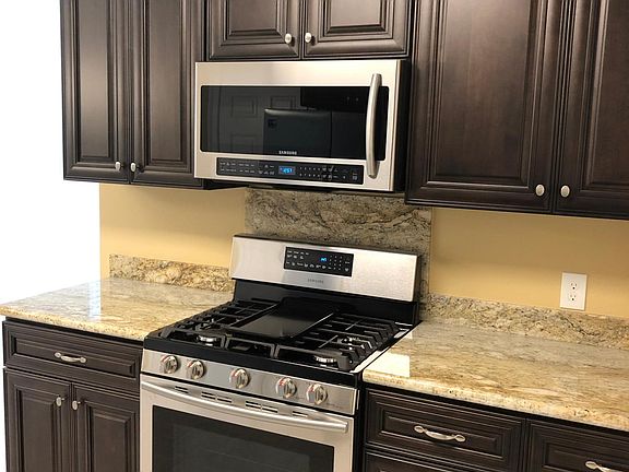 4th image of 5028 Oak Dr
