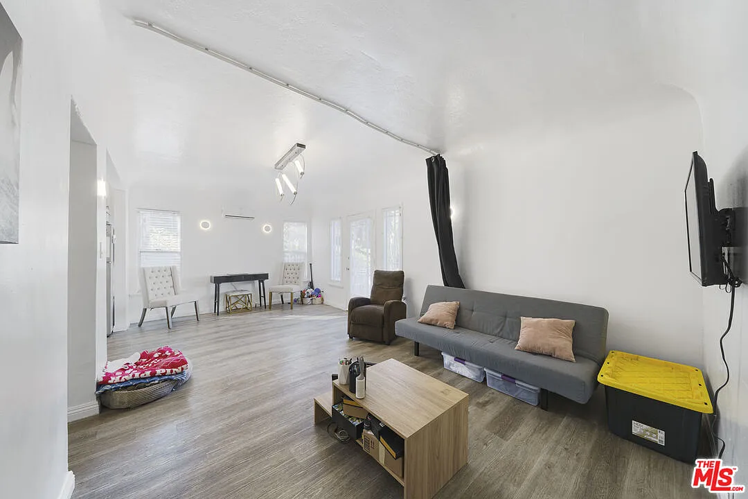 2 bed, 2.0 bath, 1000 sqft, $3,300 — Photo 4