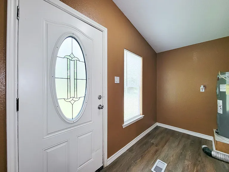 20284 Forest Woods Ln — Photo 2
