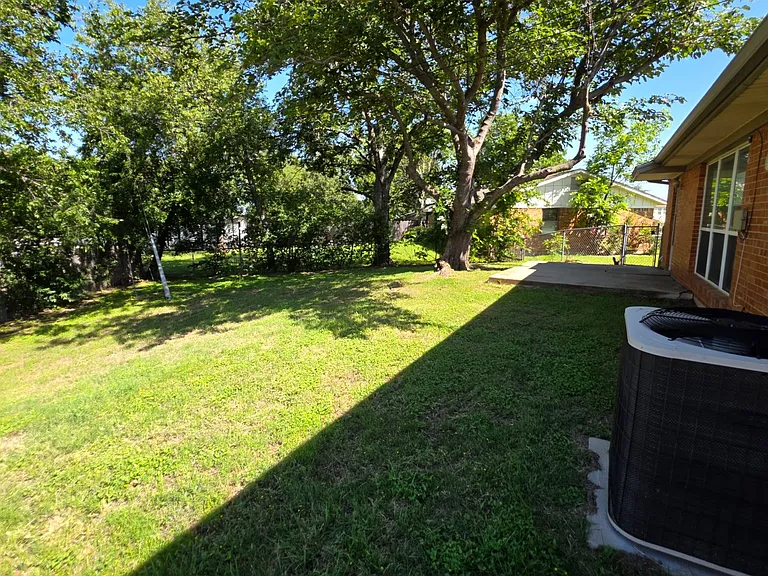 6251 Shadydell Dr — Photo 24