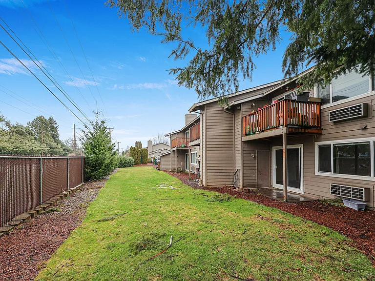 Applegate Apartments — Photo 23