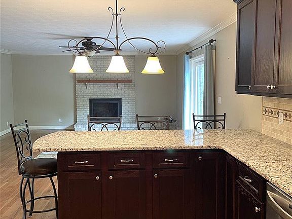 5th image of 103 Hickory Hill Dr