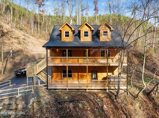 1045 Deep Hollow Rd, Gatlinburg, TN 37738