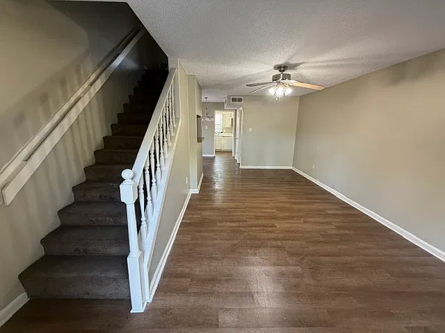 2 bed, 1.5 bath, 1150 sqft, $1,050 — Photo 3