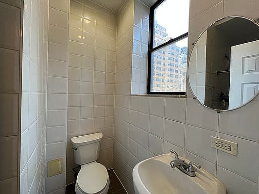4th image of 139 E 61st St APT 3R
