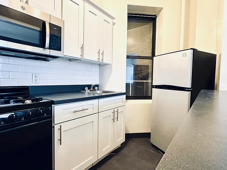 2731 Broadway #2D — Photo 4
