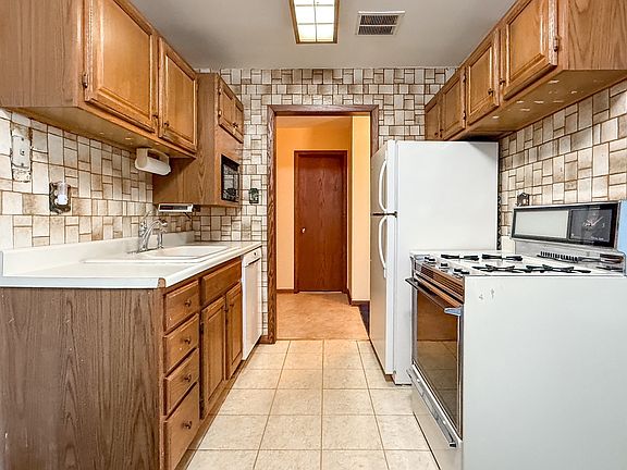 5th image of 8970 Parkside Ave #408