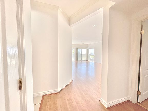 5th image of 8411 De Longpre Ave Unit 301