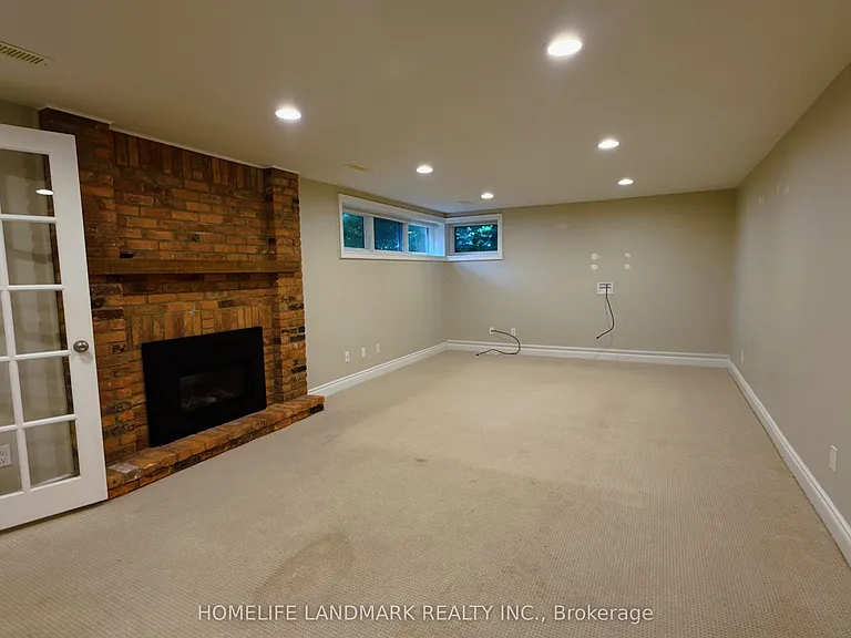 2062 Glenforest Cres — Photo 13