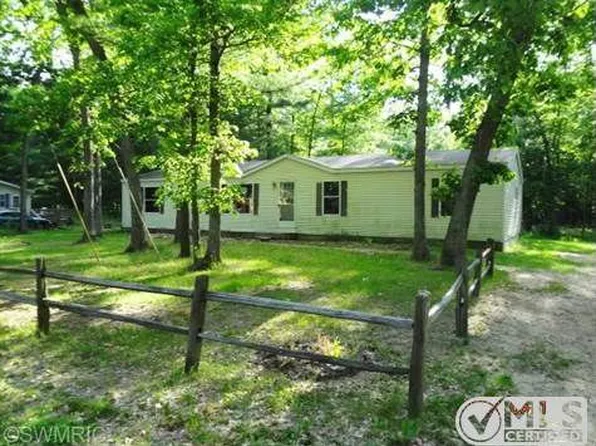 8907 Paw Paw Trl, Howard City, MI 49329