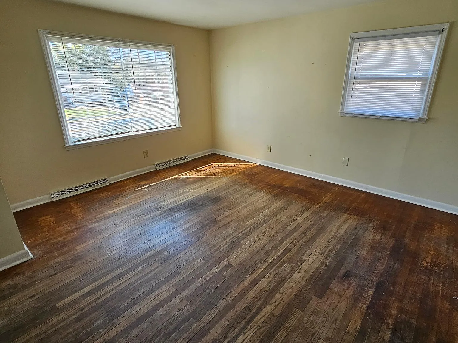 3 bed, 977 sqft, $1,350 — Photo 3